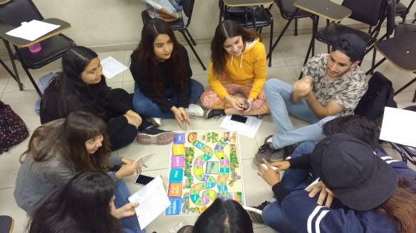 Group playing De la semilla al plato